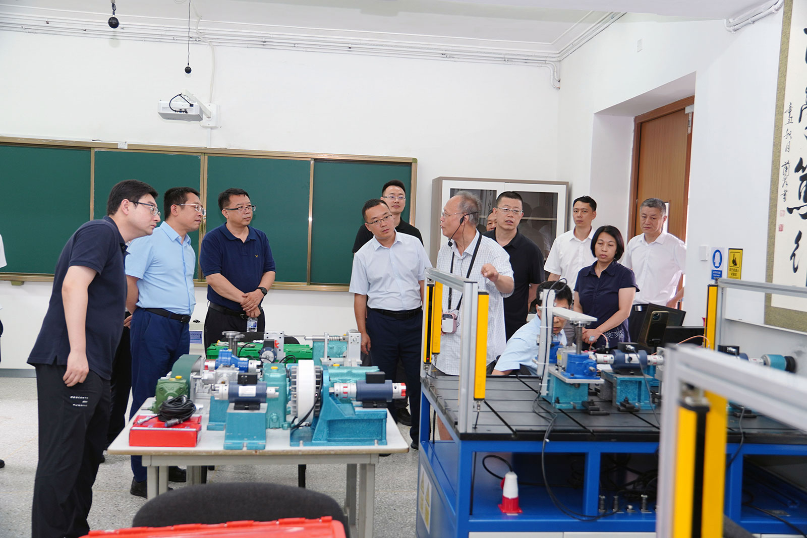 2023年,66岁的谭庆昌教授向专家组汇报机械基础国家级实验教学示范中心教学情况 2023年,66岁的谭庆昌教授向专家组汇报机械基础国家级实验教学示范中心教学情况
